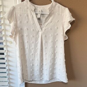🥳 7/$10!! White Textured Women's Top - Size MD